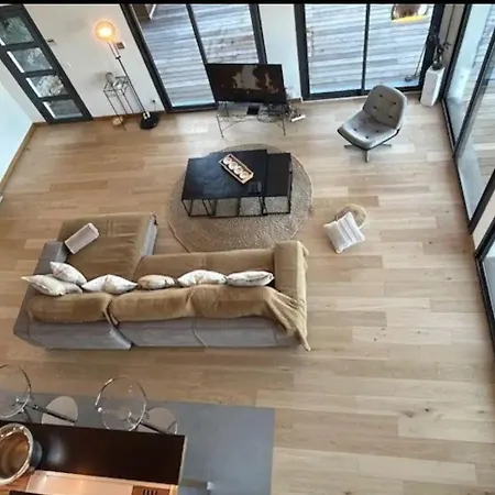 Superbe Sur Le Mont Saint Clair A *