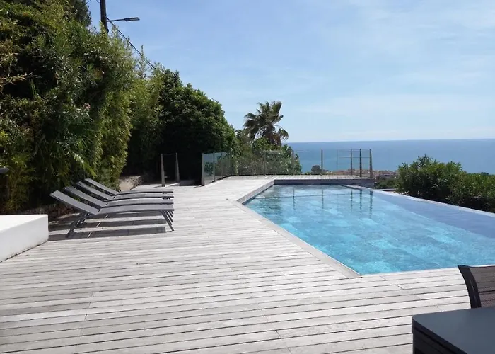 Superbe Sur Le Mont Saint Clair A *